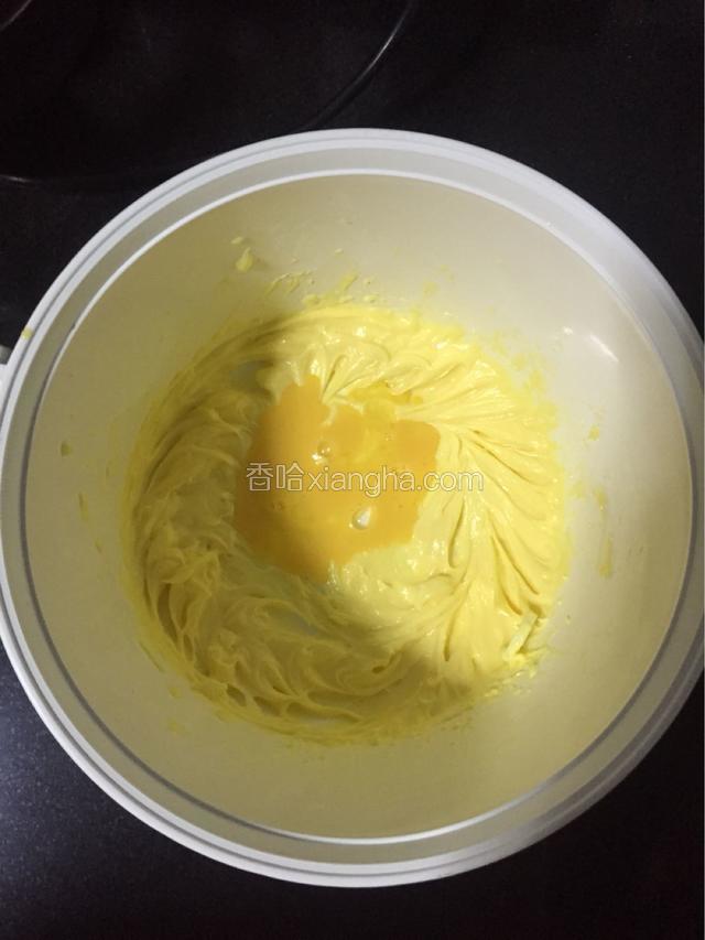 分三次加入打散的鸡蛋液，每次都要打至鸡蛋液和黄油完全混合，才加入下一次