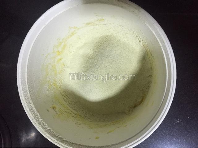 抹茶粉和低筋面粉混合后一起过筛
