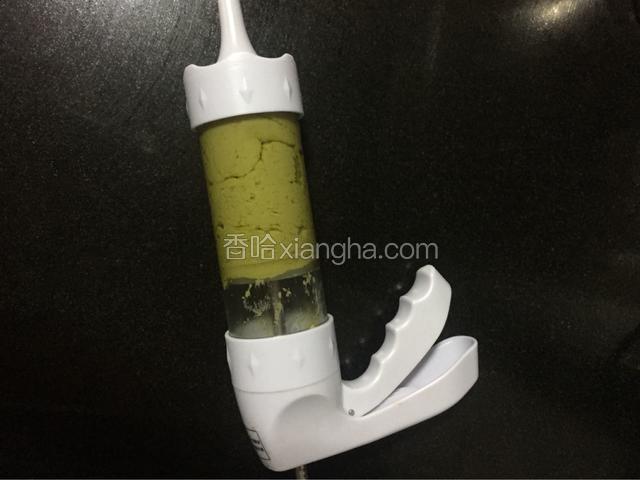 把面粉糊装入裱花枪，挤出自己喜欢的形状