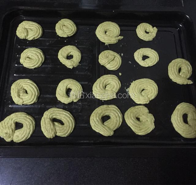 烤箱预热160度，放中层，上下火烤20分钟左右，表面着色即可