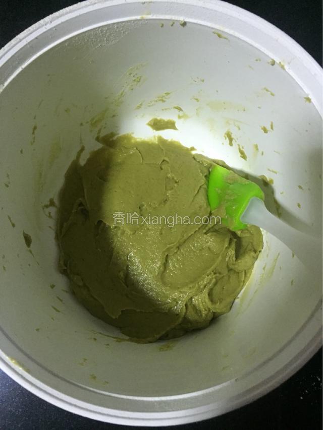 用橡皮刮刀把面粉和黄油糊拌匀，成为均匀的面粉糊