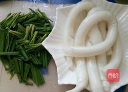 韭菜炒粉肠条的做法图解1