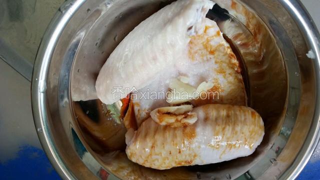 加入盐蒜头和酱油