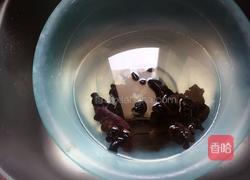 千张木耳鸡杂汤的做法图解2