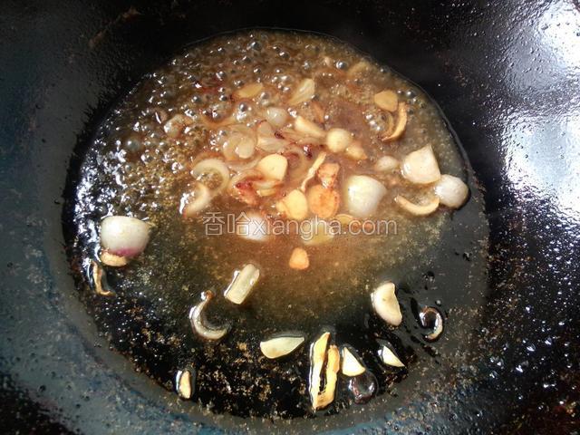 加入耗油翻炒一下！(也可以提前把耗油，酱油，盐，花椒粉，鸡精全部调成汁做为第四步第五步忽略)