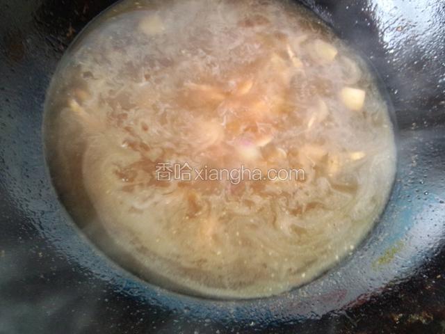 加入大碗水，水开后加入酱油，盐，花椒粉，鸡精！