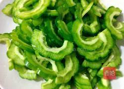 苦瓜炒蛋的做法图解1