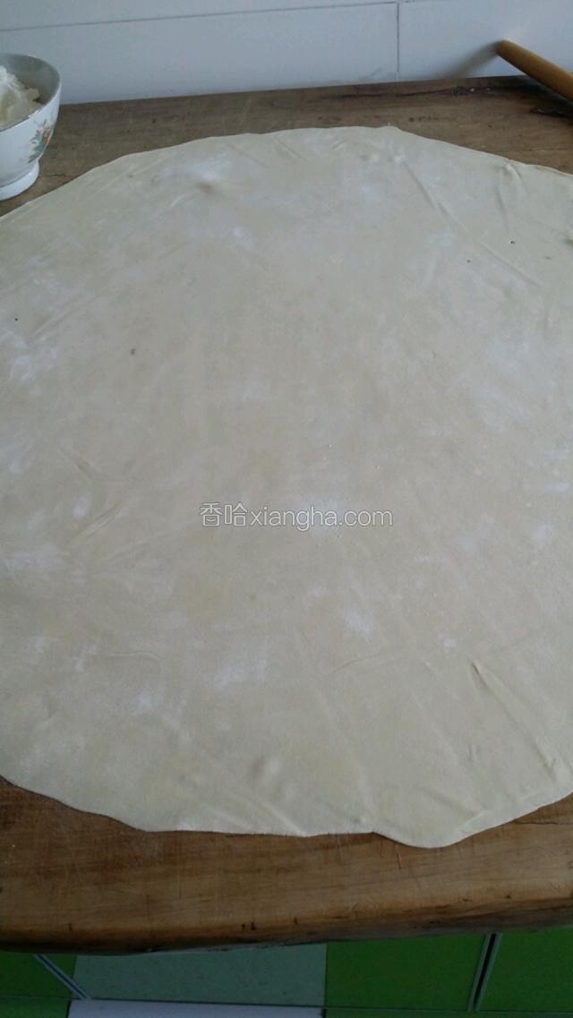 面团擀开（薄厚适中）