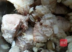 玉米炖猪蹄的做法图解1