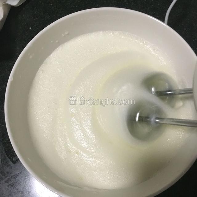鸡蛋全部蛋黄 蛋清分离装好。蛋清最好用不锈钢盆装 盆里不能有水滴 蛋清用打蛋器打出泡沫 加入白糖3分之1