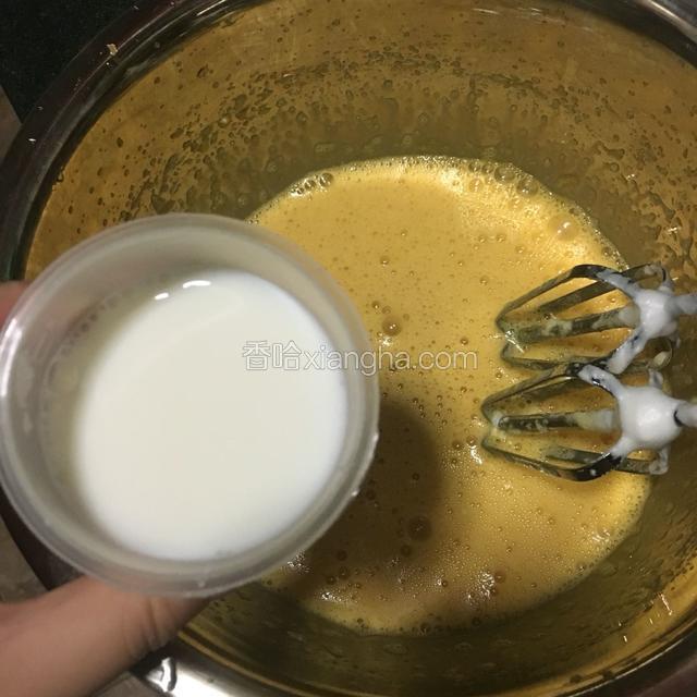 蛋黄打散 加入牛奶