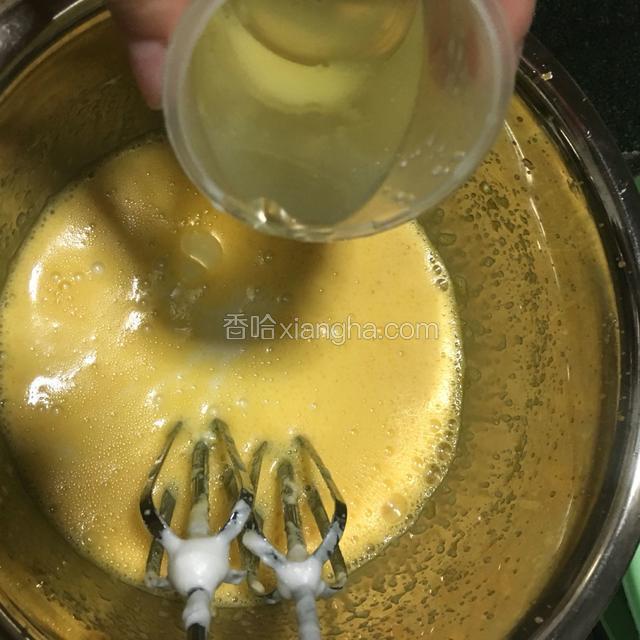 加入色拉油 油也可以酌情减少 菜籽油 玉米油都可以 不要用花生油 搅拌均匀