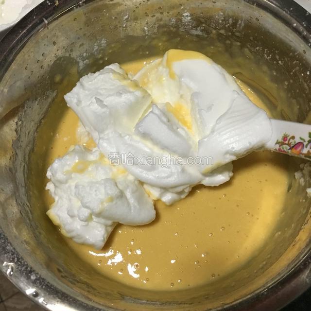 先加入打发好的蛋清一半搅匀 再把剩下的都倒入搅拌均匀