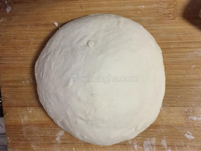 酵母粉温水化开，倒入面粉，鸡蛋，盐和面，面团光滑即可（没有面包要求那么高）