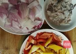 双椒炒鱿鱼的做法图解1