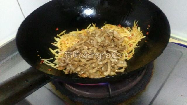 倒入肉，不用再调味，肉已经调好味了，姜和剁椒都有咸味翻炒出锅