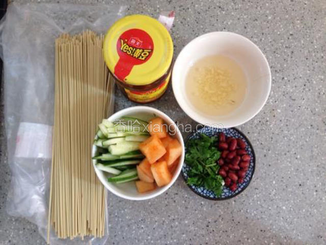 准备食材，大蒜提前切末加入苹果醋浸泡，去除一点辛辣味