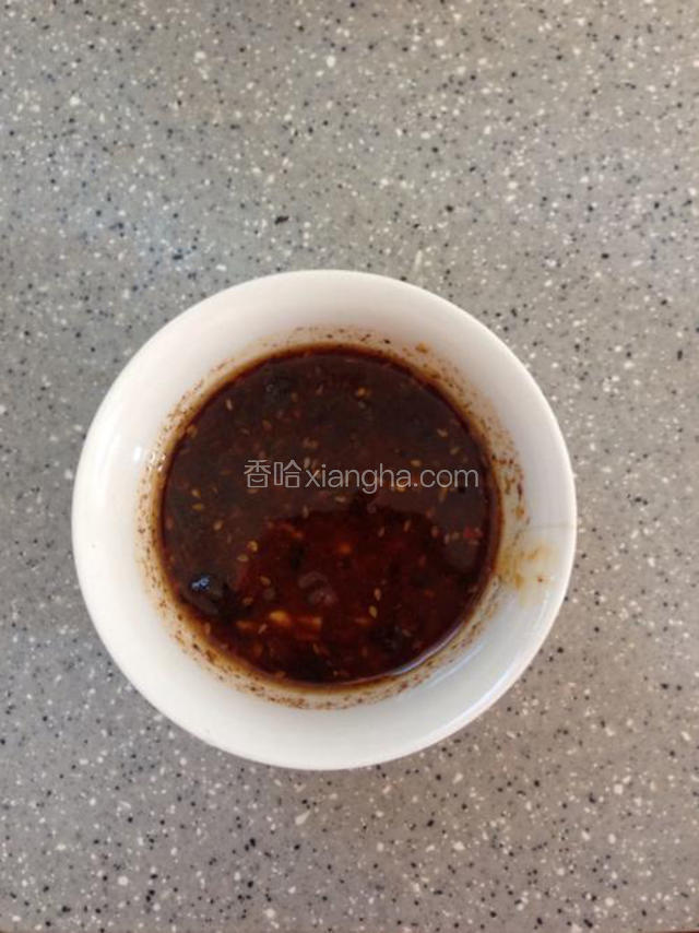 在泡着蒜末的碗里加入黄豆酱和一勺香菇酱搅匀
