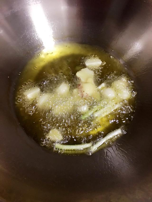下葱姜蒜爆香