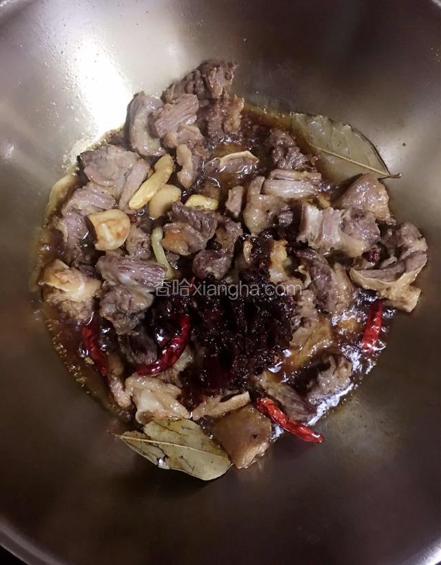 加入烧肉酱翻炒至牛肉上色