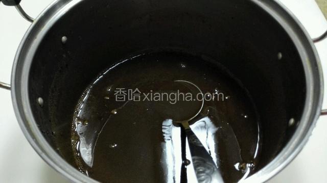 勺两碗凉开水，倒入凉粉搅拌成糊状。
