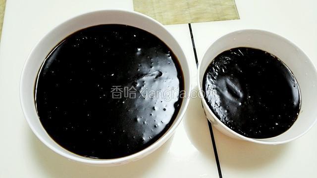 换装到汤碗里自然凉，即到放到冰箱里冷却成形。