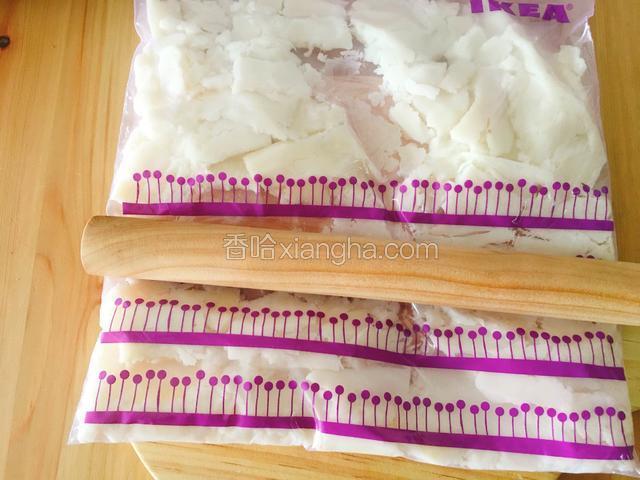 山药同紫薯一样，碾成泥后先倒入50g炼乳搅拌均匀，再倒入50g淡奶油搅拌均匀