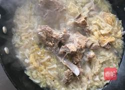 酸菜大骨头汤的做法图解2