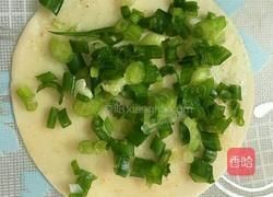 饺子皮新吃法～饺子皮葱油饼的做法图解3