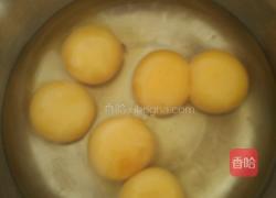 牛奶炖双黄鸡蛋的做法图解1