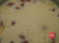 牛奶炖双黄鸡蛋的做法图解3