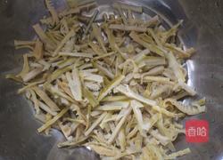 海米木耳炒笋丝的做法图解2
