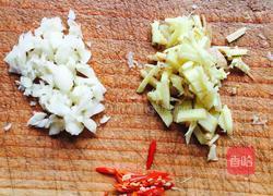 清炒茄子长缸豆的做法图解1