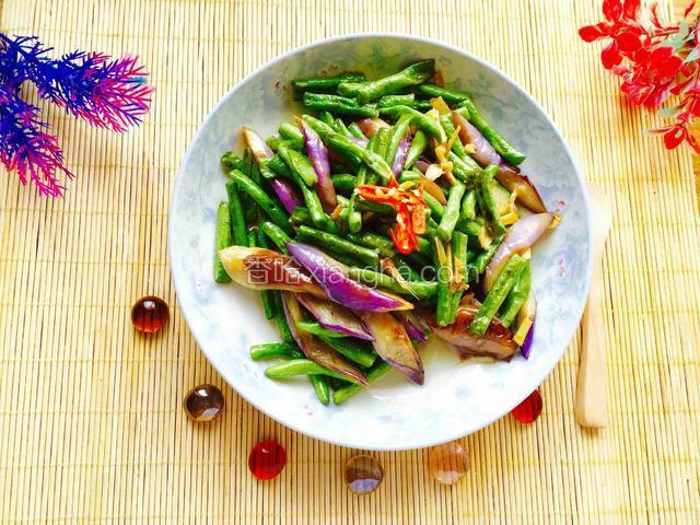 茄子和长缸豆一起翻炒匀，出锅