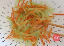凉拌莴笋胡萝卜丝的做法图解4