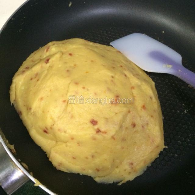 翻炒至绿豆沙不沾锅不沾刮板为止即可。