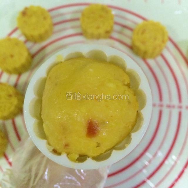 取一份放入月饼模具中。