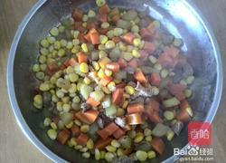 玉米红萝卜炒肉丁的做法图解5