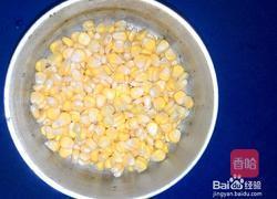 玉米红萝卜炒肉丁的做法图解2