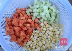 玉米红萝卜炒肉丁的做法图解3