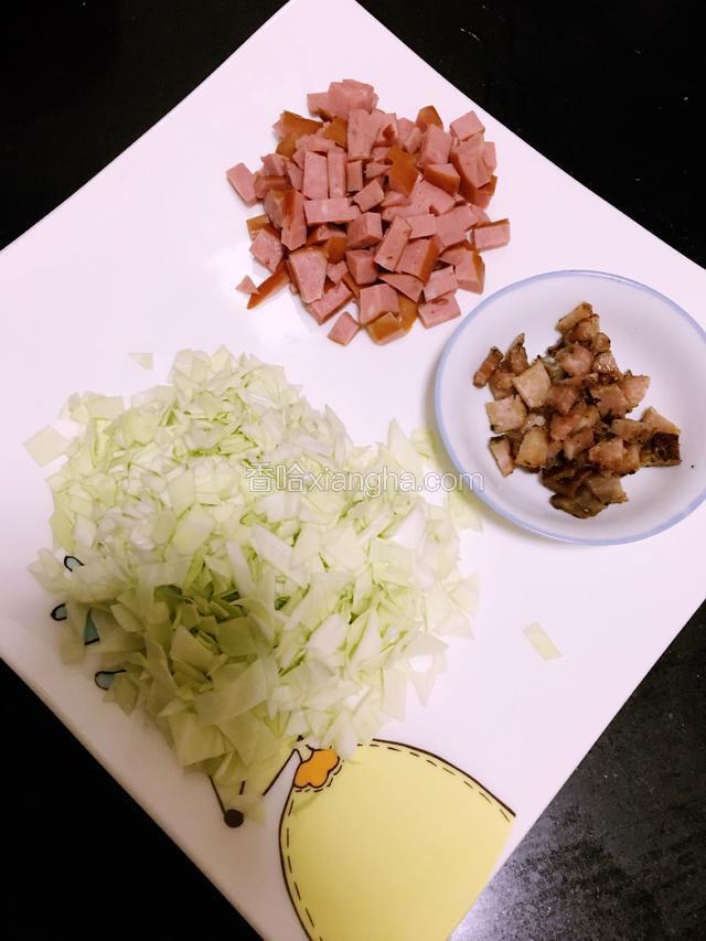 烤肉烤肠卷心菜切丁