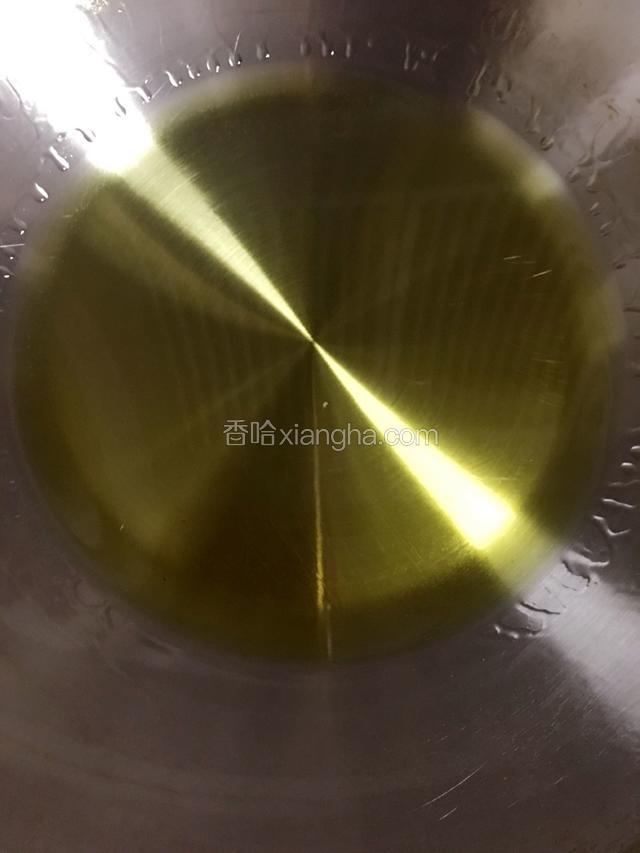 锅内放适量的油