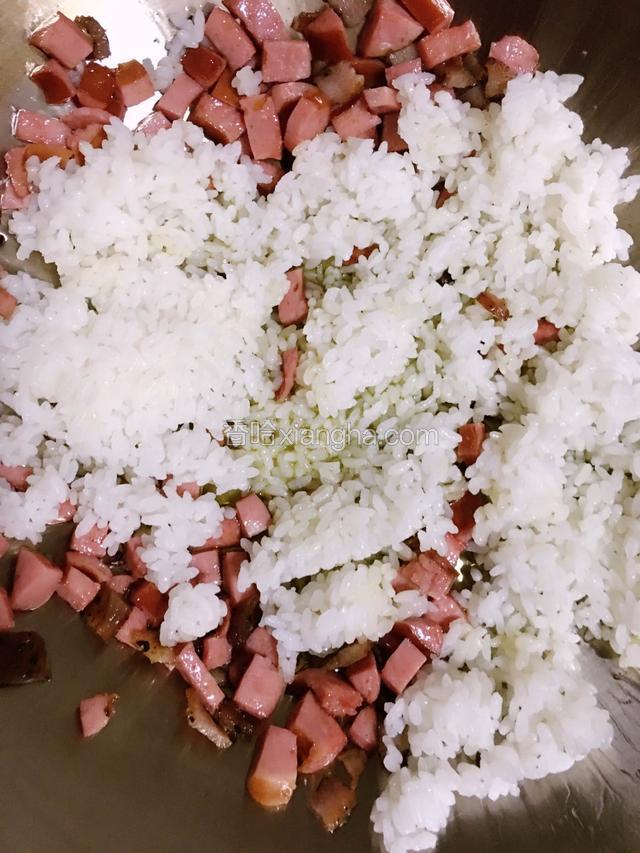 倒入米饭翻炒散开