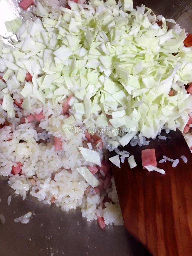 放入卷心菜翻炒变熟