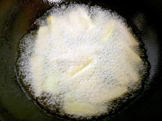 锅中烧油至7成热时下茄子条炸制