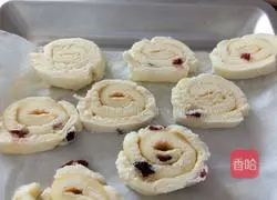 Illustration of how to make dry cranberry cake rolls 18