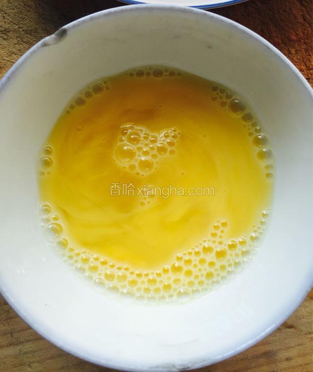 鸡蛋里加10ml清水打匀称
