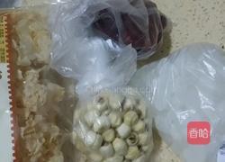 银耳莲子红枣 汤的做法图解1