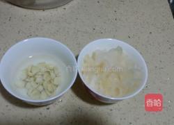 银耳莲子红枣 汤的做法图解3