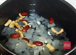 银耳莲子红枣 汤的做法图解5